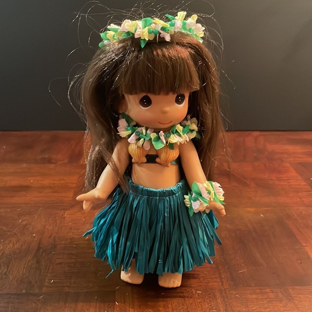 2002 Precious Moments Hawaiian Hula GIRL DOLL Auburn Hair Shell Bra Flowers